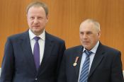 Губернатор Алтайского края Виктор Томенко вручил награды жителям региона. Среди награжденных трое представителей спортивной отрасли 