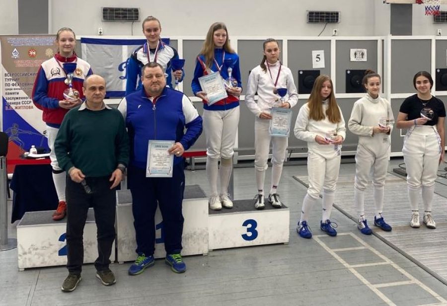 Ксения Андрусенко (третья слева) - бронзовая медалистка турнира 