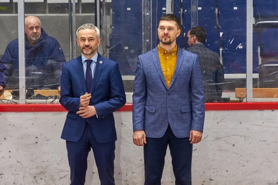 На торжественной церемонии открытия участников турнира поприветствовали министр спорта Алтайского края Алексей Перфильев и директор «СШОР по хоккею «Алтай» Павел Суханов. Фото: СШОР "Алтай"