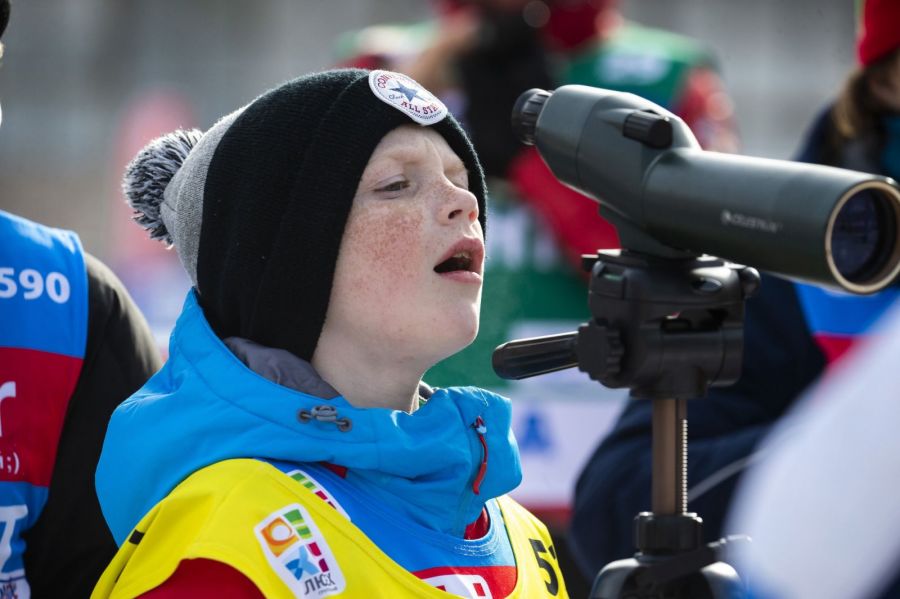 Самые юные судьи по биатлону есть и на Кубке Анны Богалий! Их выход - во время гонки тренеров и организаторов. Фото Андрея Чепакина