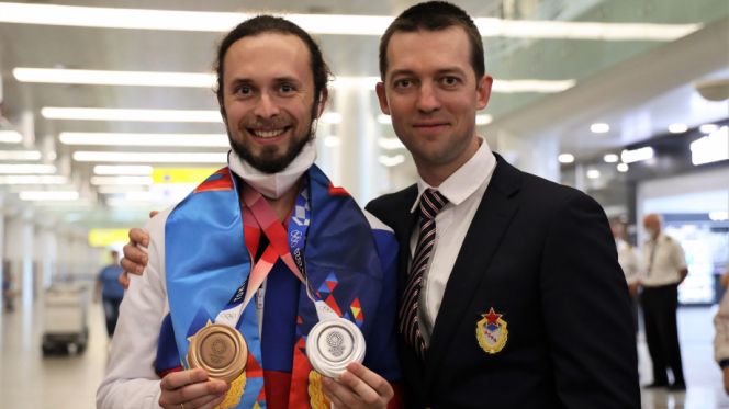 Алексей Каменский (справа) первым встретил брата Сергея после его возвращения с Олимпиады в Токио. Фото: ЦСКА