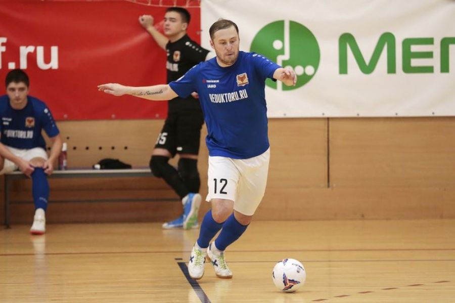 С мячом один из стержневых игроков "АлтПолитеха" Артём Лукьянов