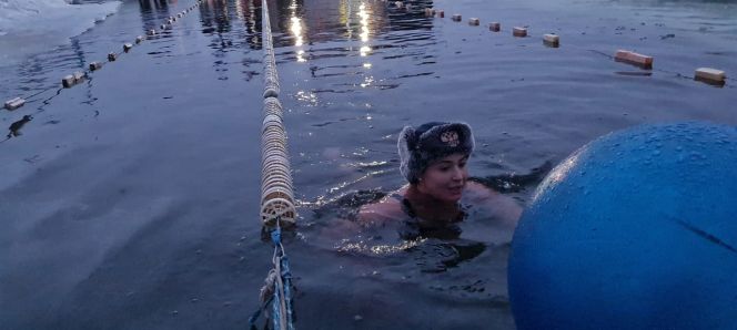 Моржи Сибири провели суточный заплыв в проруби барнаульского пляжа "Водный мир" в честь 77-летия победы в Великой Отечественной войне  