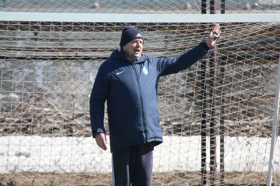 На этой тренировке главный тренер Александр Суровцев особое внимание уделил розыгрышу стандартных положений