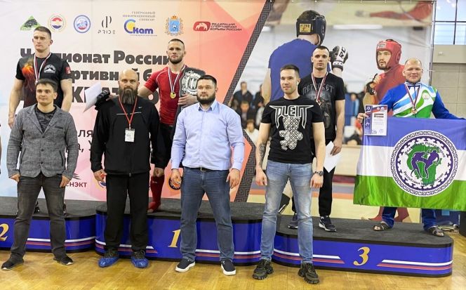 На первой ступени пьедестала Иван Соловьёв - чемпион России по панкратиону. В награждении земляка принял участие судья всероссийской категории Дмитрий Золотов (у пьедестала второй слева) 