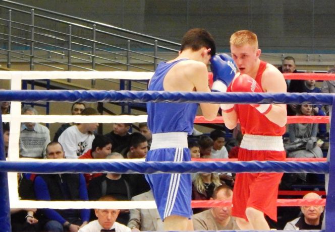 Бой ведет Максим Хариборко (в красной форме)