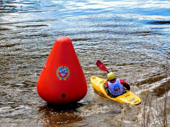 16 апреля. Барнаул. Река Барнаулка, р-н Старого базара. Краевые соревнования по каяк-кроссу и рафт-кроссу.