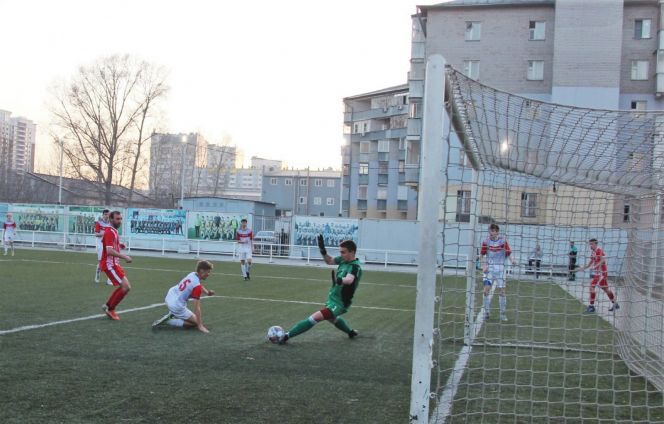 Фрагменты матча "Полимер" - Алтай-2005". Фото: Александр Чёрный/"Алтайский спорт"