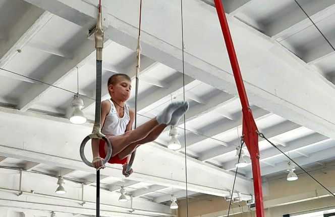 В Бийске определились лучшие гимнасты-юноши межрегионального турнира «Кубок Космонавтики»