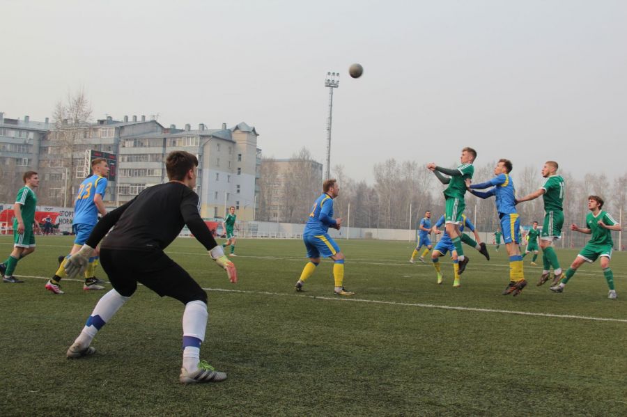 Фрагменты матча "Томь-М" (Томск) - "Строитель" (Бийск). Фото: Александр Чёрный/"Алтайский спорт"