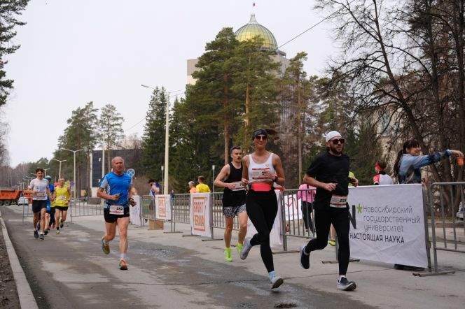 На дистанции полумарафона Александр Богумил (в синей майке) - победитель соревнований в возрастной группе старше 60 лет