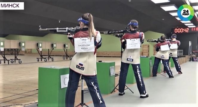 Сергей Каменский и Мария Васильева (передний план) на огневом рубеже в Минске