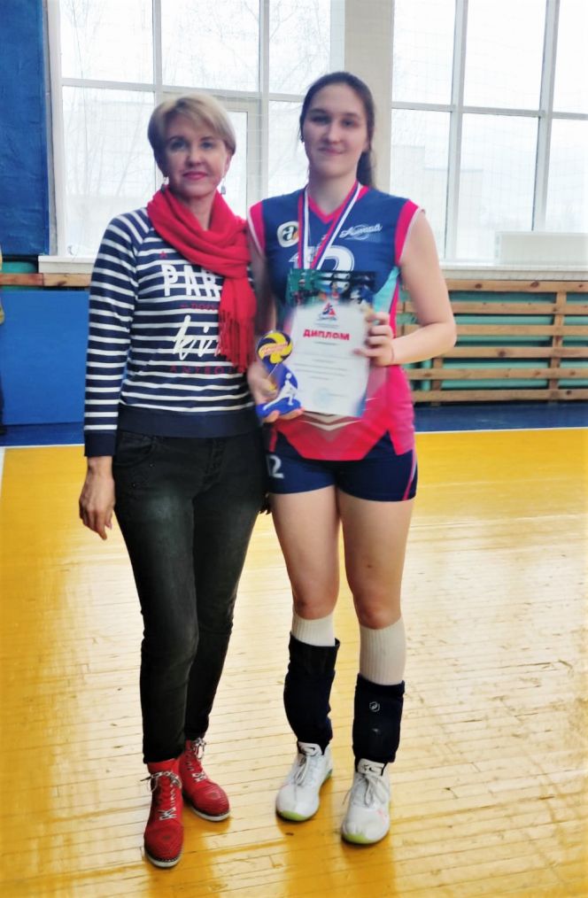 Лучший игрок турнира Мария Булда и инициатор возобновления чемпионата АК - директор краевой СШОР "Заря Алтая" Лариса Казанцева