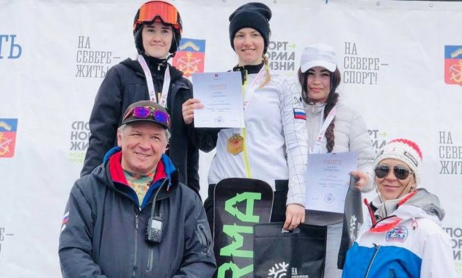 	Дарья Фадеева (на пьедестале почета слева) завоевала серебро на 9-м этапе Кубка России