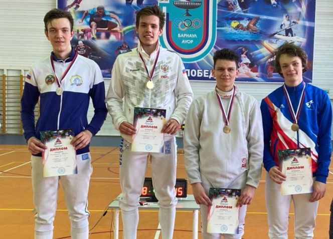 Фехтовальщики-саблисты определили сильнейших на юниорском первенстве Алтайского края  