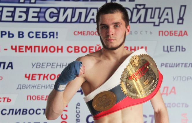 Степан  Габов с чемпионским поясом сильнейшего кикбоксера страны. Фото: Александр Чёрный/"Алтайский спорт"