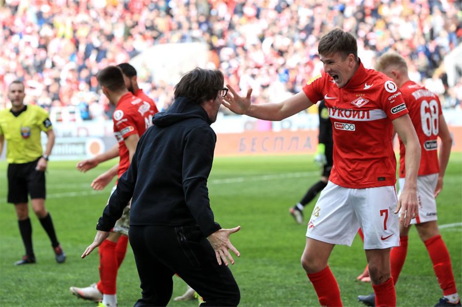 Со вторым голом Александра Соболева поздравляет главный тренер Паоло Ваноли. Фото: ФК "Спартак-Москва"