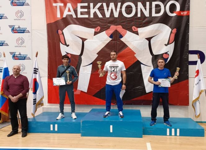 Сборная Алтайского края - третий призёр командного первенства СФО. На пьедестале справа - главный тренер по тхэквондо краевого ЦСП Петр Маркин