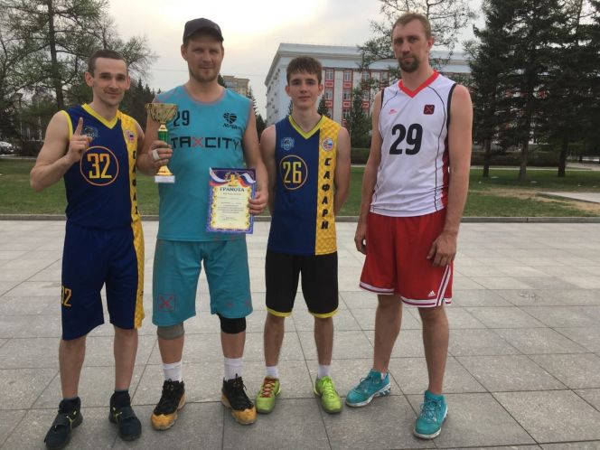 На фото: команда "Петрович" 
