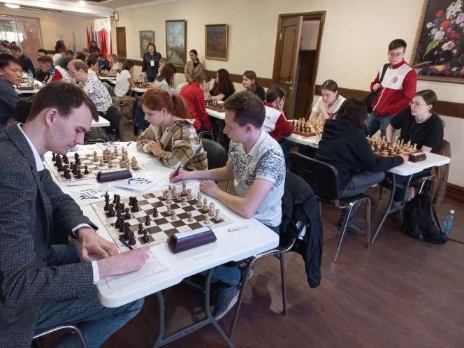 В Барнауле стартовало студенческое первенство СФО по классическим шахматам. Один из лидеров алтайских шахмат Евгений Кардашевский (на переднем плане) представляет аграрный университет. Фото: Федерация шахмат Алтайского края