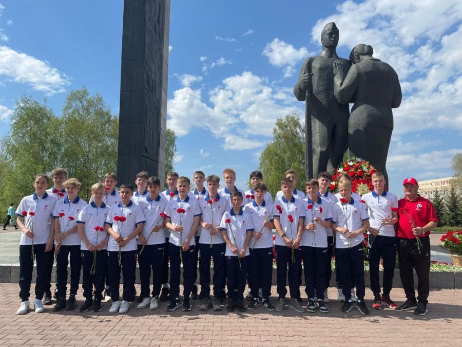 На фото: одним из направлений проекта ЮФЛ является патриотическое воспитание. Накануне празднования Дня Победы будущие участники соревнований из СШОР Алексея Смертина во главе с директором школы Евгением Татаринцевым возложили цветы у Мемориала Славы на площади Победы в Барнауле