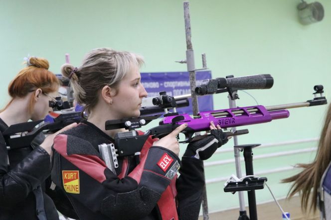 На огневом рубеже Анастасия Никитина, чемпионка края в стрельбе из пневматической винтовки. Фото: Виталий Дворянкин/ "Алтайский спорт"