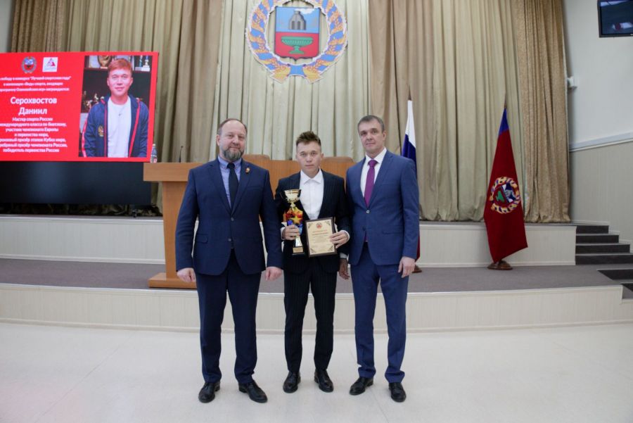 6 мая. Барнаул. Правительство Алтайского края. Церемония награждения лучших спортсменов и тренеров региона по итогам 2021 года. Даниил Серохвостов был награжден заместителем председателя Правительства Алтайского края Денисом Губиным и заместителем министра спорта региона Максимом Рябцевым. Фото: Антон Червяков