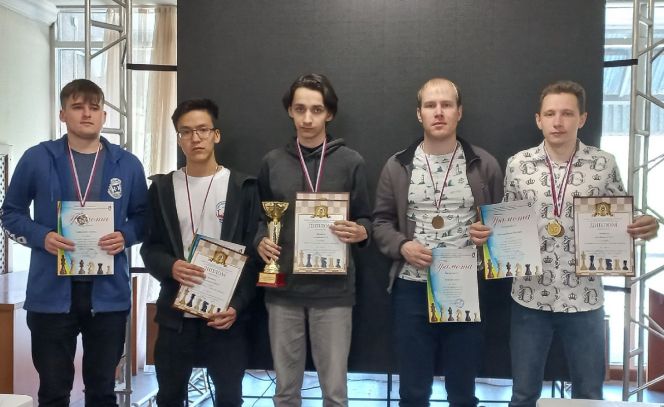 Евгений Кардашевский выиграл студенческое первенство Сибири в личном зачете, а команда АлтГУ - мужской турнир