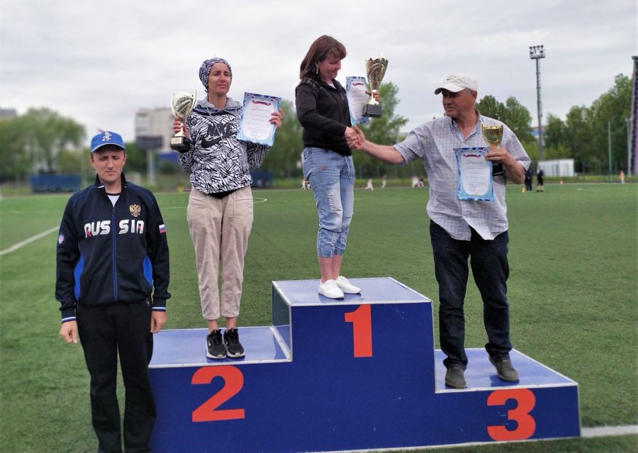 Призовой пьедестал командного первенства спортшкол среди девушек. На подиуме руководители отличившихся команд. Фото: Краевая СШОР