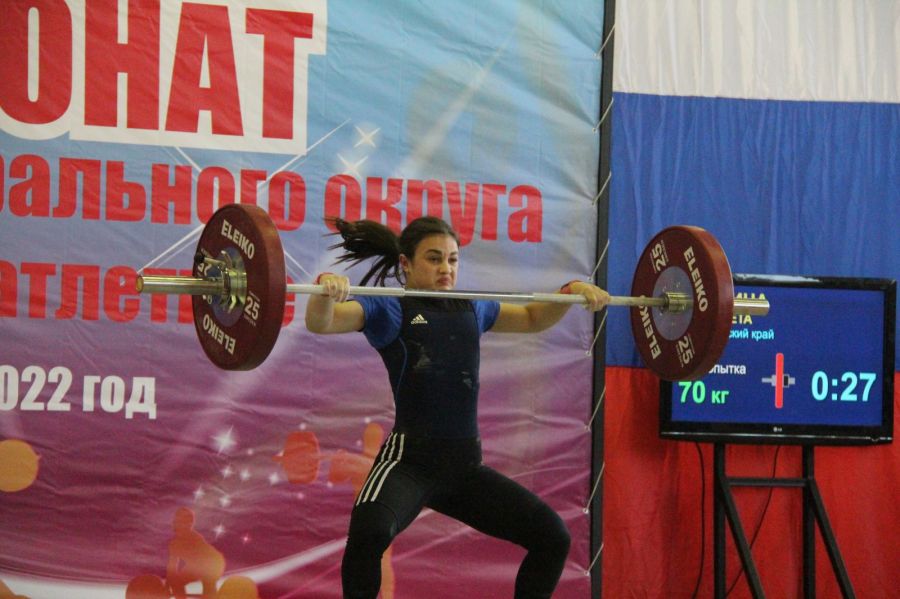 В весе 49 кг чемпионкой Сибири с рекордом страны для девушек в толчке (95 кг) стала Елизавета Жаткина из Красноярского края. Фото: Александр Чёрный/"Алтайский спорт"