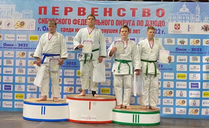 На первой ступени пьедестала рубцовчанин Степан Молодцов