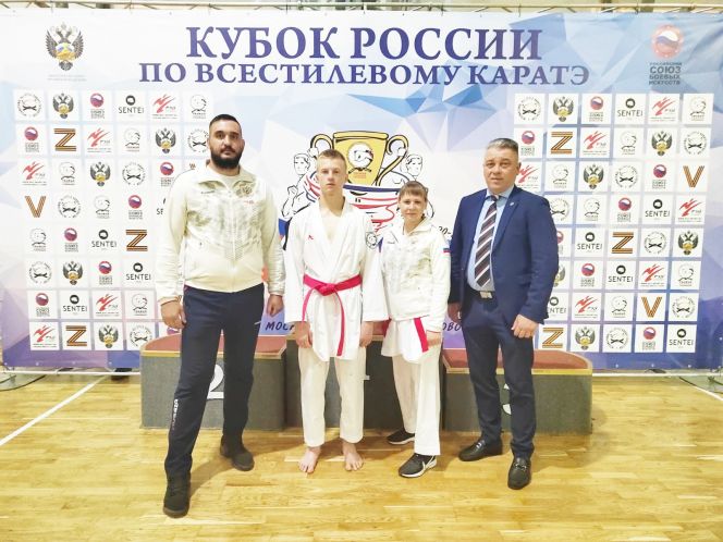 Кристина Найденова и Никита Лысенков с тренером Андреем Пшеницыным (слева) и президентом Федерации всестилевого каратэ России и международной федерации этого вида спорта Рамилем Габасовым