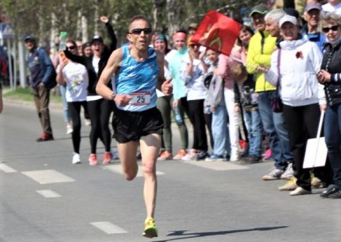 Барнаулец Андрей Дерксен финишировал с третьим результатом на полумарафоне-гандикапе в Омске