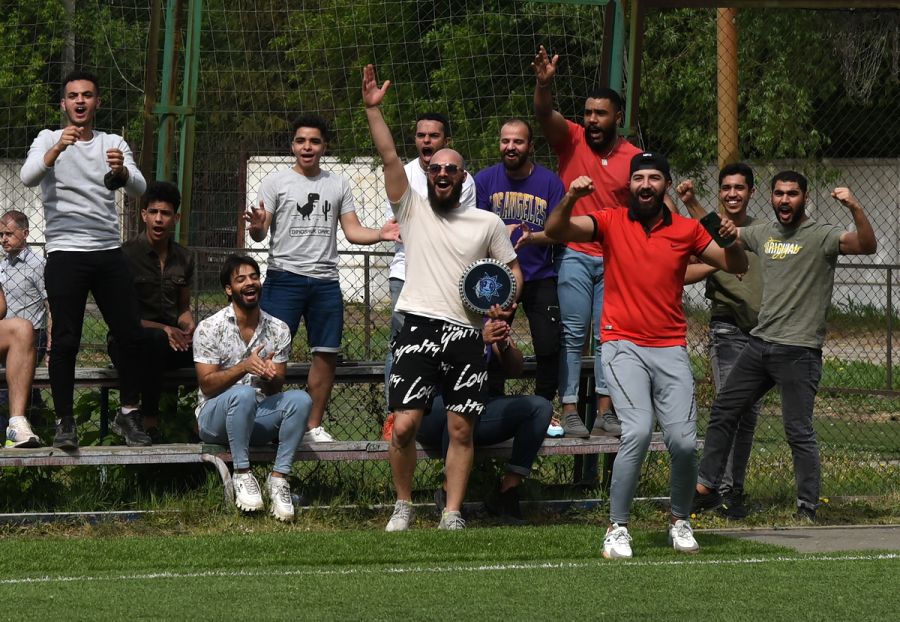 Украшением турнира стали болельщики команды иностранных студентов АГМУ. Они принесли барабан, пели песни и танцевали, когда их земляки забивали голы. Фото: сайт АГМУ