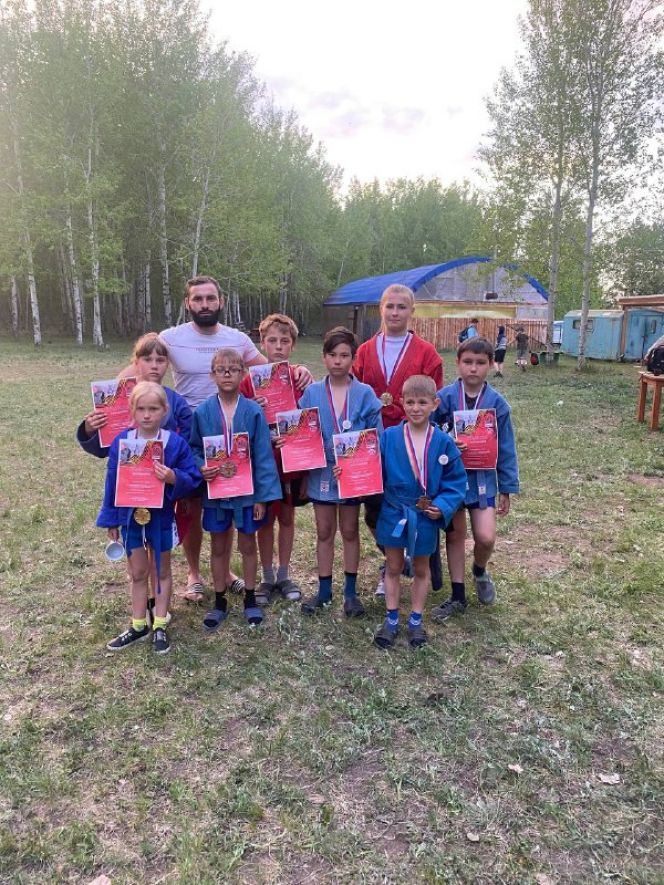 Табунские самбисты взяли восемь медалей на межрайонном турнире