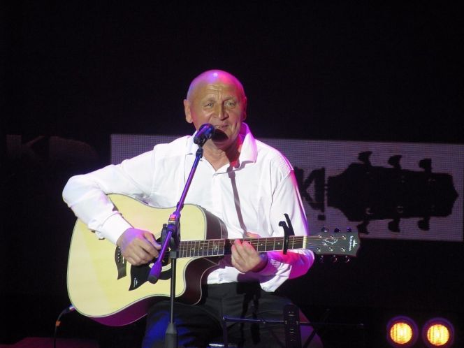 С гитарой Владимир Башев 