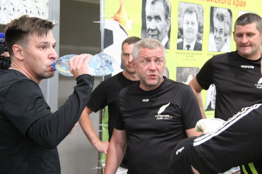 В спорткомплексе «Темп» азартно прошёл очередной Кубок журналистов Алтайского края