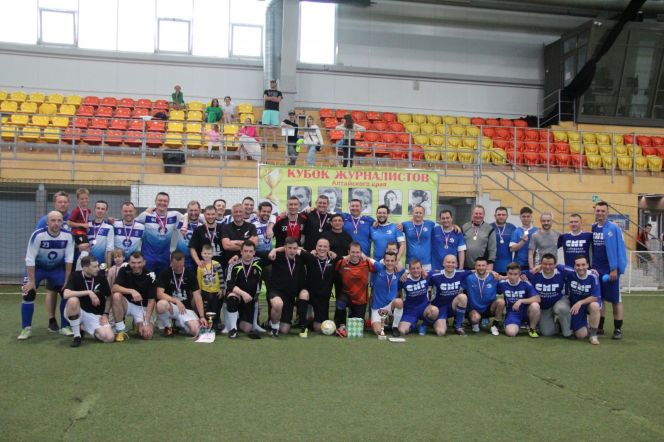 В спорткомплексе «Темп» азартно прошёл очередной Кубок журналистов Алтайского края