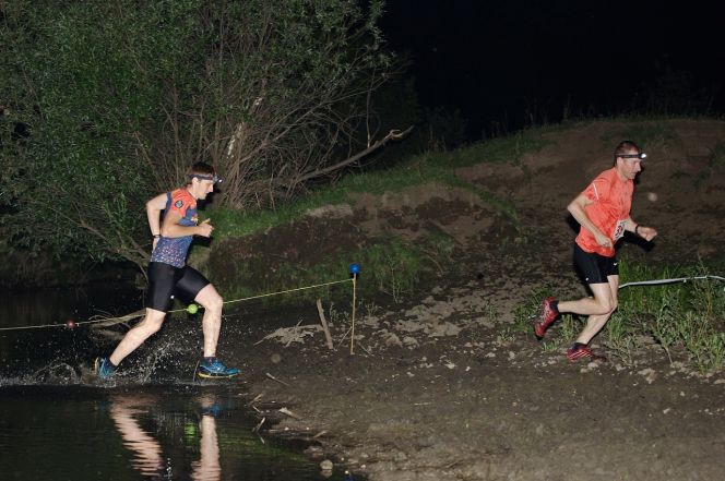 Через речной брод бегут лидеры трейла -  впереди Николай Григоров, за ним Денис Бахтинов