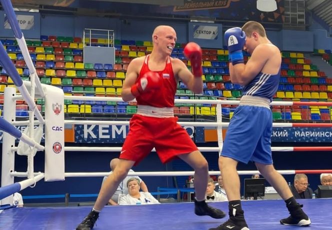 Бой ведет Владислав Бояршинов (красный угол)