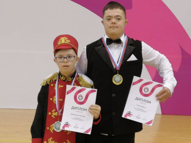 Кирилл Кухтей и Александр Андрющенко из бийского бального клуба «Геликон» выиграли два первых места в соревнованиях по танцевальному спорту Всероссийской Спартакиады Специальной Олимпиады