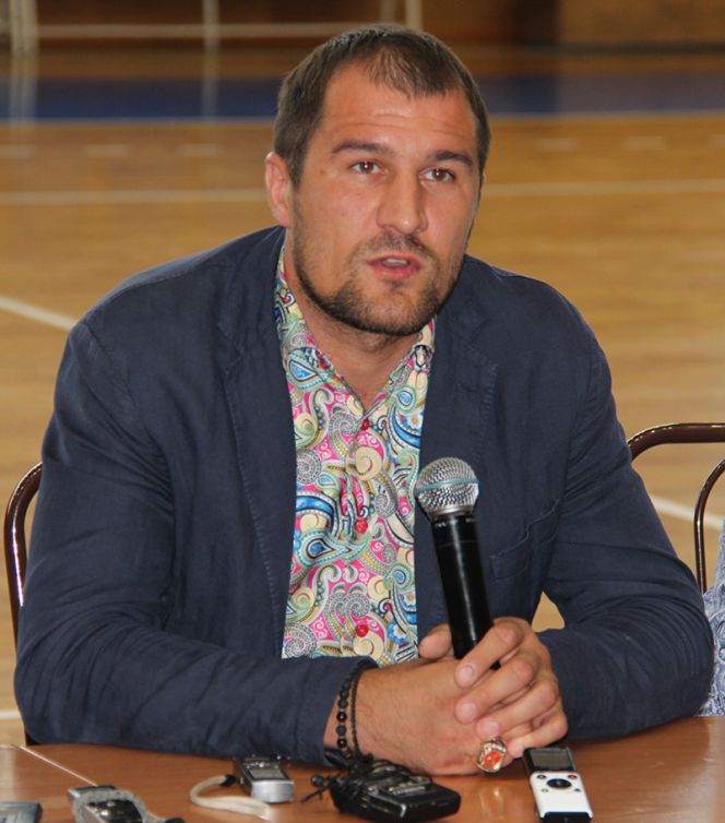 Чемпион мира среди профессионалов Сергей Ковалев встретился с юными боксерами Барнаула. 