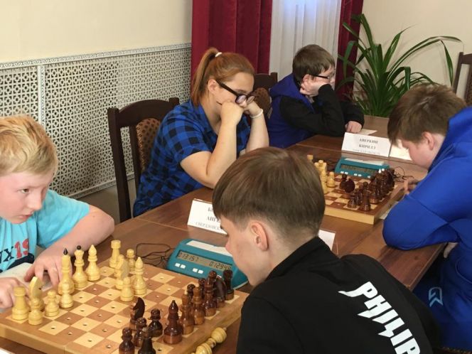 В игре Тимур Александров (слева)