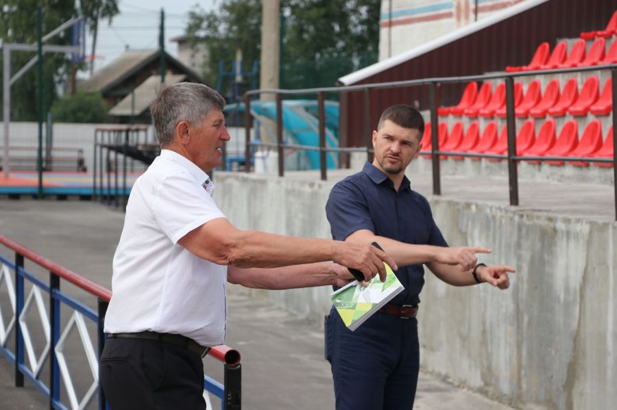 Начальник отдела физкультуры и спорта администрации Мамонтовского района Алексей Сливченко (слева) и главный судья соревнований Павел Суханов не сомневаются, что олимпиада пройдёт успешно