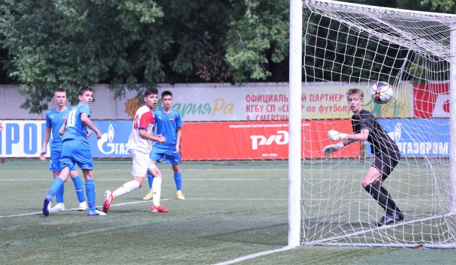 Иван Гордейчик открывает счёт в матче. Фото: Александр Чёрный/"Алтайский спорт"