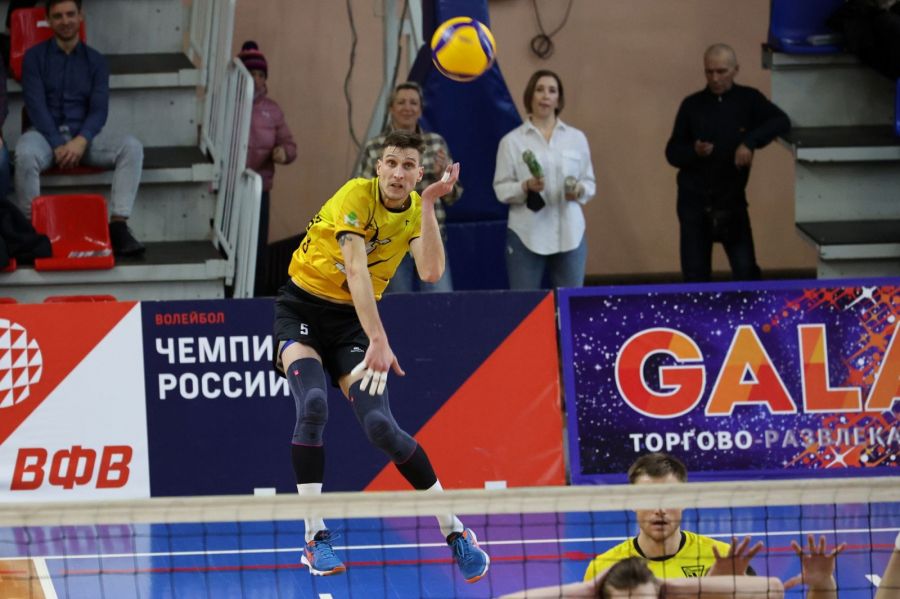 Высшая лига российского чемпионата. Матч "Университета". На подаче Алексей Карпенко