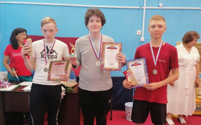 Владимир Юсупходжаев начинает побеждать и в шахпонге