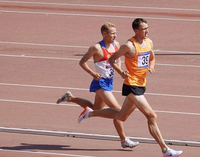 Бег ведёт Ильдар Надыров. Фото: Федерация лёгкой атлетики Челябинской области 