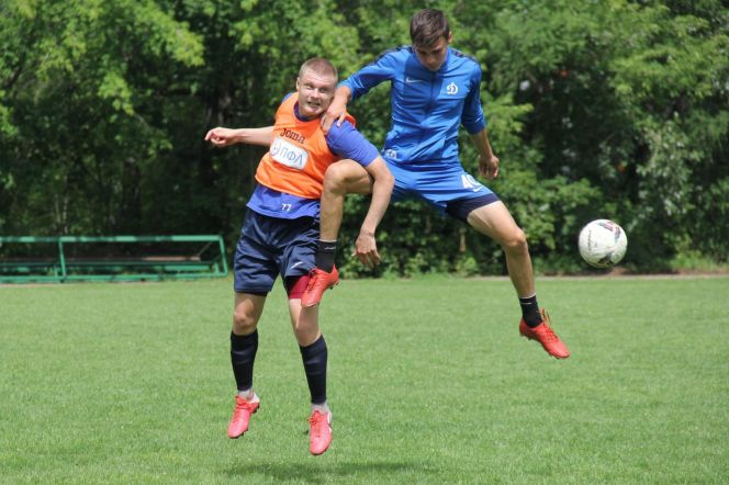 Футболисты «Динамо-Барнаул» завершили первый сбор команды двусторонним матчем