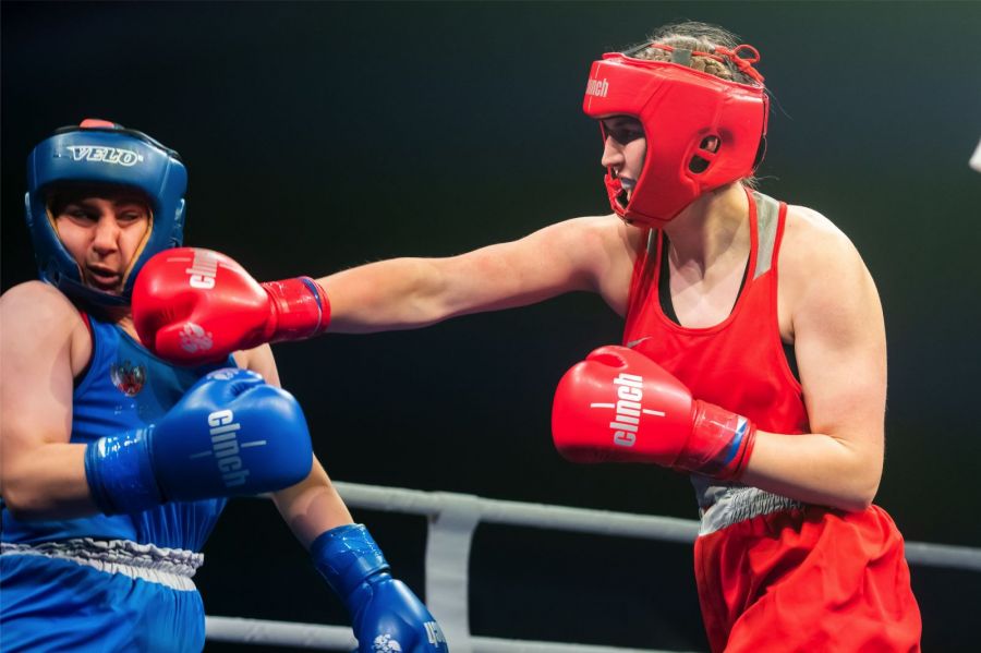 Фрагменты "золотого боя" Альбины на первенстве России в Иркутске с Анжеликой Арутюнян. Фото: Федерация бокса России